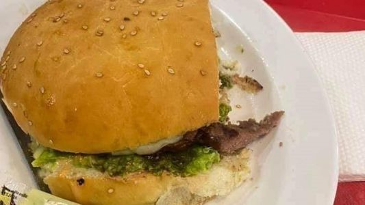 Horror: comía una hamburguesa y encontró un dedo humano dentro