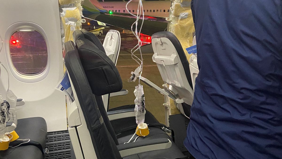 El da&ntilde;o en el avi&oacute;n visto desde adentro. (Foto: Reuters)