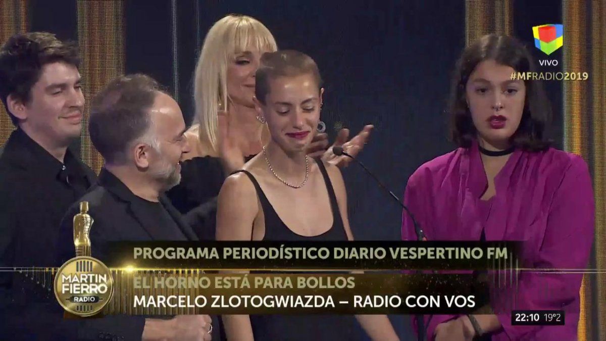 Las hijas de Marcelo Zlotogwiazda, emocionadas al recibir el Martín Fierro