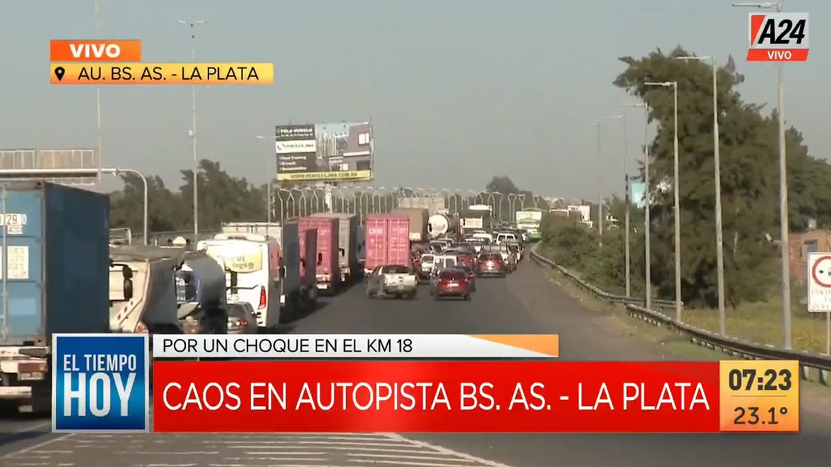 Caos de tránsito en la Autopista Buenos Aires - La Plata por un accidente vial