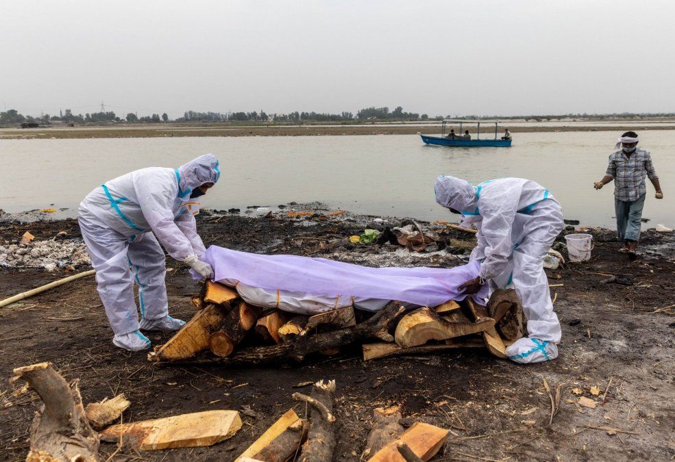 Al menos 70 cadáveres fueron rescatados en el río Ganges en las últimas horas.
