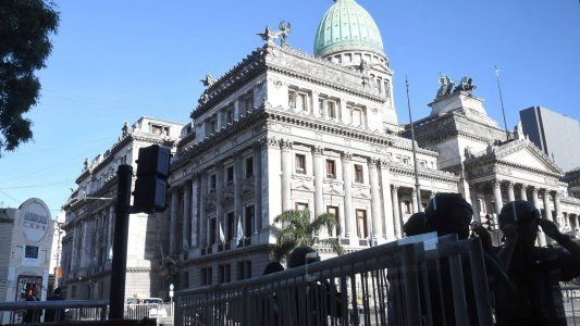Marchas de ollas vacías y de pañuelos celestes, en los alrededores de un Congreso megacustodiado