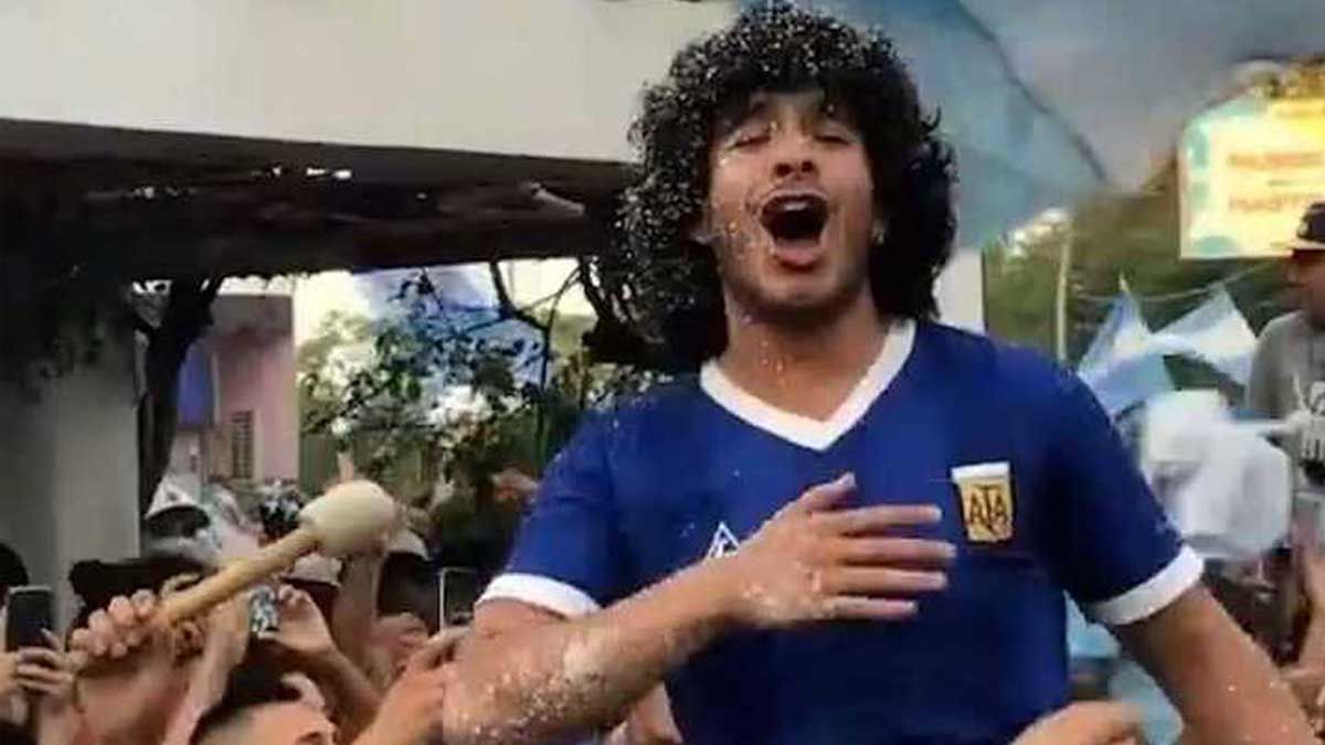 Maradona festejó con los hinchas el pase a la final.