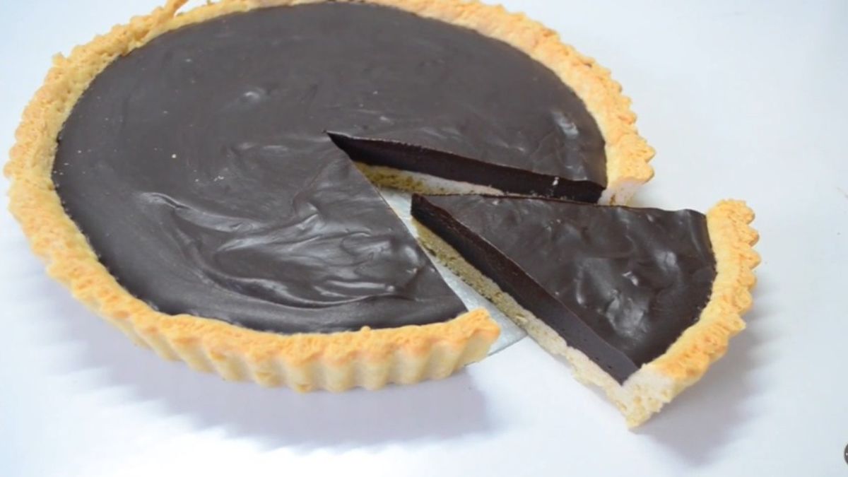 Una tarta de chocolate y menta con base crocante y relleno cremoso