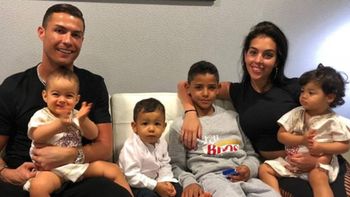 Se filtró la fortuna que Cristiano Ronaldo le paga por mes a su novia argentina para que cuide a sus hijos