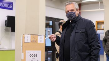 Elecciones PASO 2021: Alberto Fernández ayer, al momento de emitir su voto (Foto: Presidencia). Elecciones PASO 2021: Alberto Fernández ayer, al momento de emitir su voto (Foto: Presidencia).