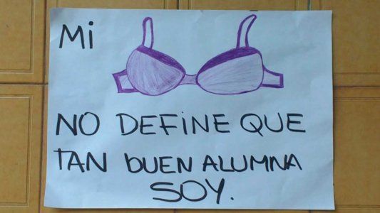 La sancionaron por ir al colegio sin corpiño: ¿Qué entra y qué no en el código de vestimenta escolar?