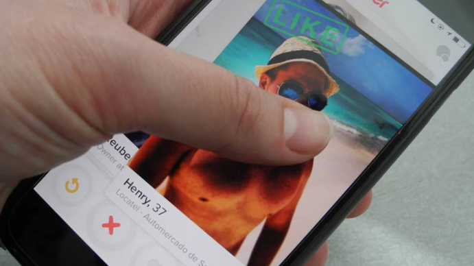 Se conocieron por Tinder y ella tuvo un rapto de frescura que la llevó a salvar su vida