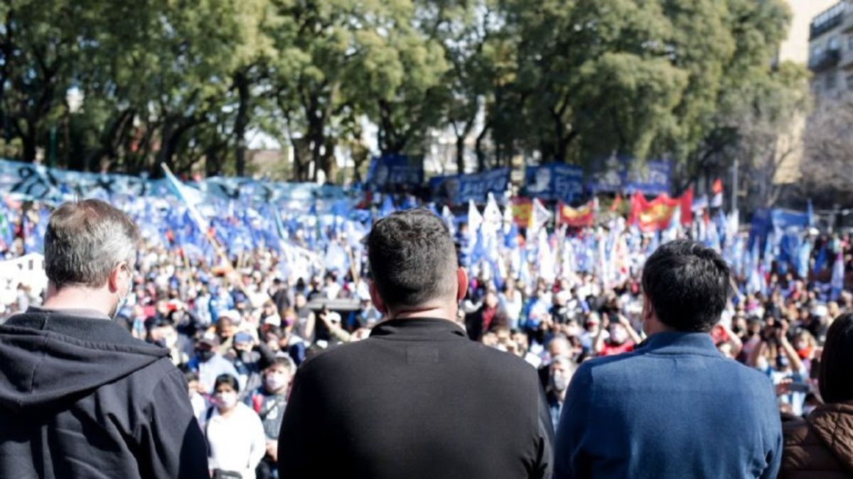 Menéndez y Arroyo pidieron en Parque Lezama el voto para las listas de Alberto Fernández. (Foto: prensa)