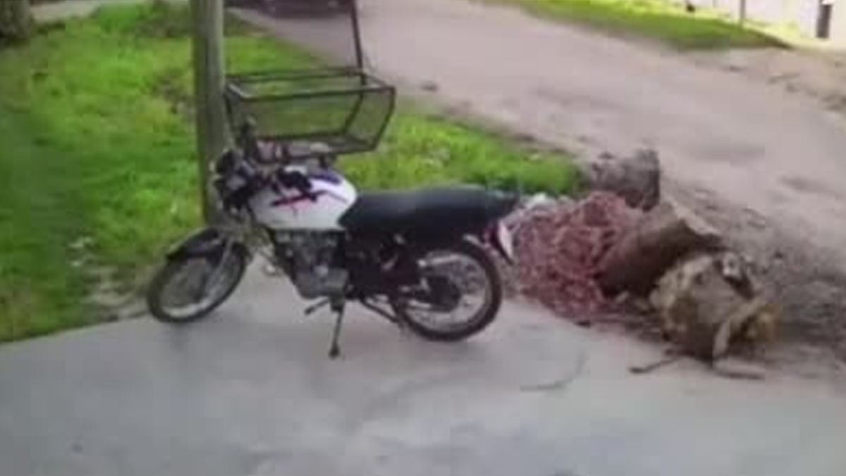 Encerró con el auto a una chica que estaba volviendo del colegio y la manoseó por la ventanilla