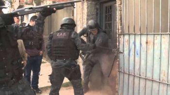 Impactante: Así atacaron a la Policía en un allanamiento