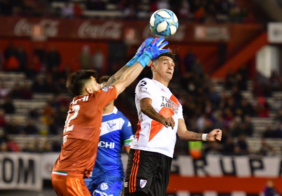 ¿Fue penal? Hoyos chocó a Suárez en el área pero Merlos decidió no cobrar