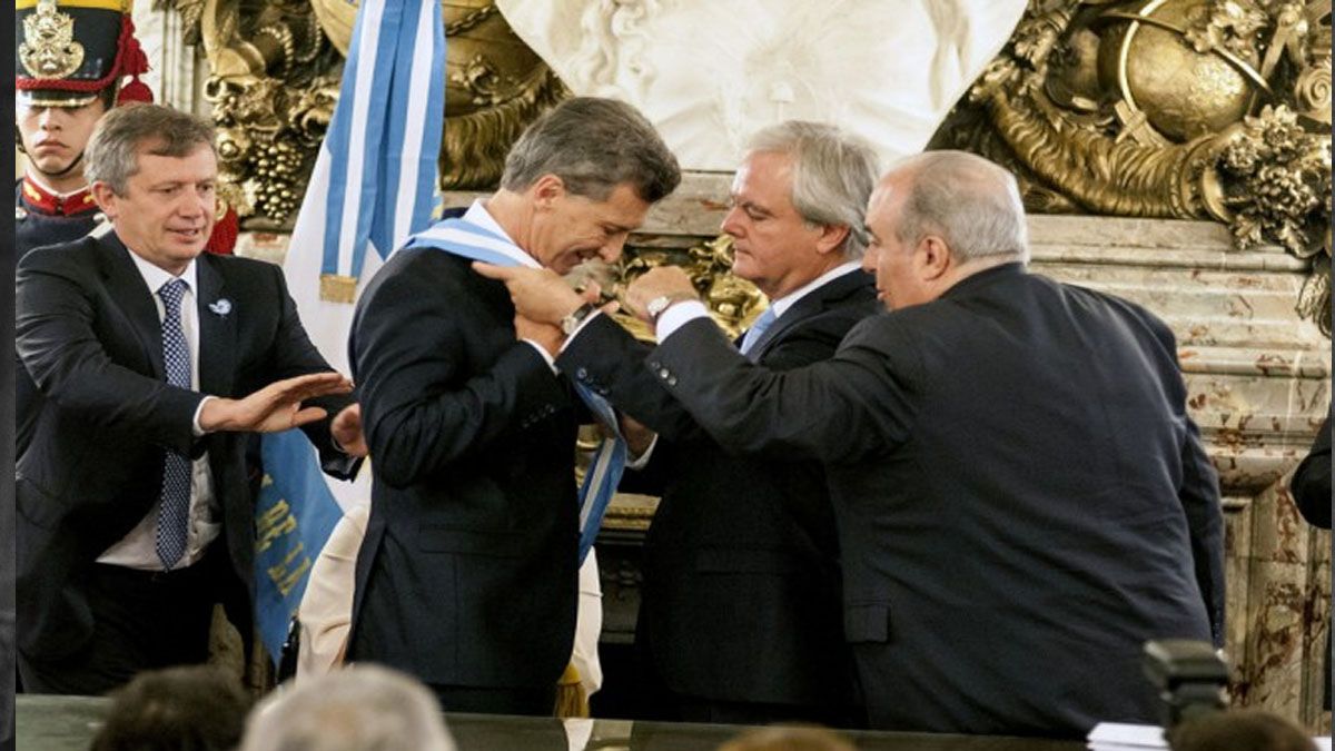 Argentina, 2015. Mauricio Macri, asume como presidente y recibe la banda presidencial de manos de Federico Pinedo, presidente provisional del Senado (Foto: Gentileza La Voz)