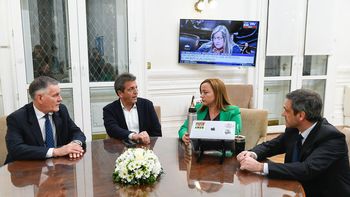 Sergio Massa se reunió con la presidenta de la Cámara de Diputados, Cecilia Moreau, y los titulares de Aduana, Guillermo Michel y de AFIP, Carlos Castagneto para definir el proyecto de ley de eliminación del IVA a los alimentos. El próximo debate con la oposición, después de lograr imponer la modificación de Ganancias. Foto: UP Sergio Massa se reunió con la presidenta de la Cámara de Diputados, Cecilia Moreau, y los titulares de Aduana, Guillermo Michel y de AFIP, Carlos Castagneto para definir el proyecto de ley de eliminación del IVA a los alimentos. El próximo debate con la oposición, después de lograr imponer la modificación de Ganancias. Foto: UP