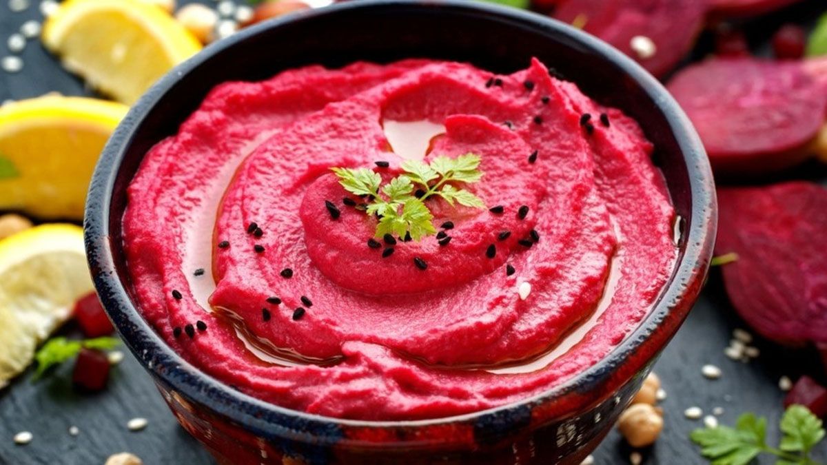 El hummus de garbanzos y remolacha cambiará tu forma de comer legumbres