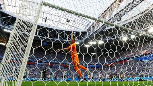 La ovación a Armani en su primera intervención en el partido