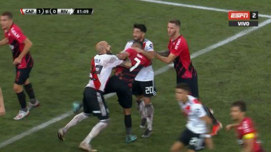 La jugada del partido: revisión con el VAR, expulsión de Casco y penal correctamente no cobrado