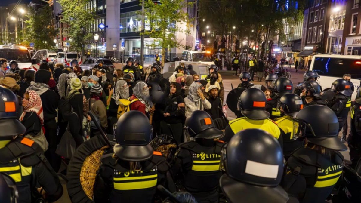 La policía de Ámsterdam rodea a manifestantes propalestinos. (Foto: Gentileza euronews)