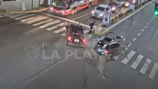 Video: una mujer se salvó de milagro al quedar en medio de un violento choque