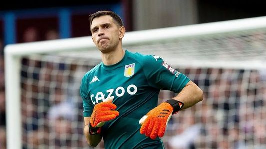 El Dibu Martínez encendió las alarmas por una lesión