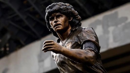 Polémica en Nápoles: sacaron la estatua de Diego Armando Maradona