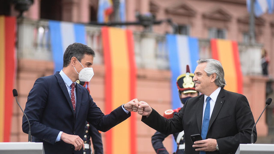 Amigos progresistas: el presidente de España visitó a Alberto Fernández, y prometió vacunas y apoyo en un tema sensible