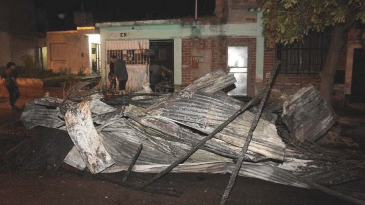 Así quedó la casa de la mujer luego de que su ex la incendiara.