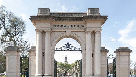 El colegio donde el padre de una víctima de bullying amenazó a un joven anunció qué medidas tomará