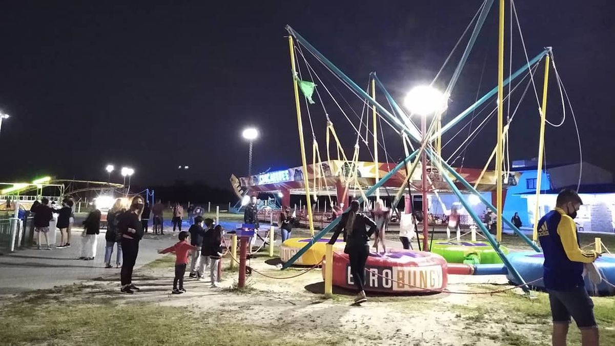 El carro de un juego descarrilló y lastimó a tres adultos y dos chicos. El Atlantic Park se encuentra en el kilómetro 337.5 de la ruta 11.