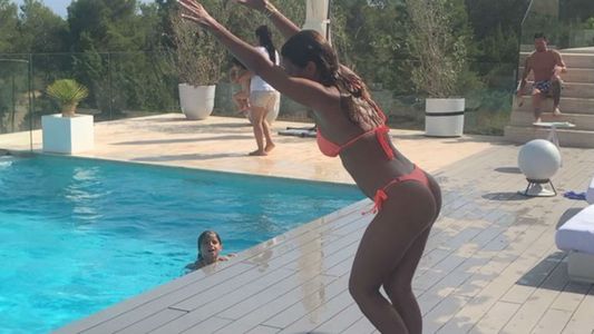 La arriesgada pirueta de Antonela Roccuzzo para entrar a la pileta