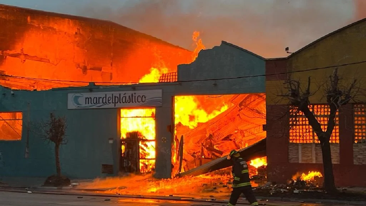 Se incendió una fábrica de plásticos en Mar del Plata. (Foto: La Capital)