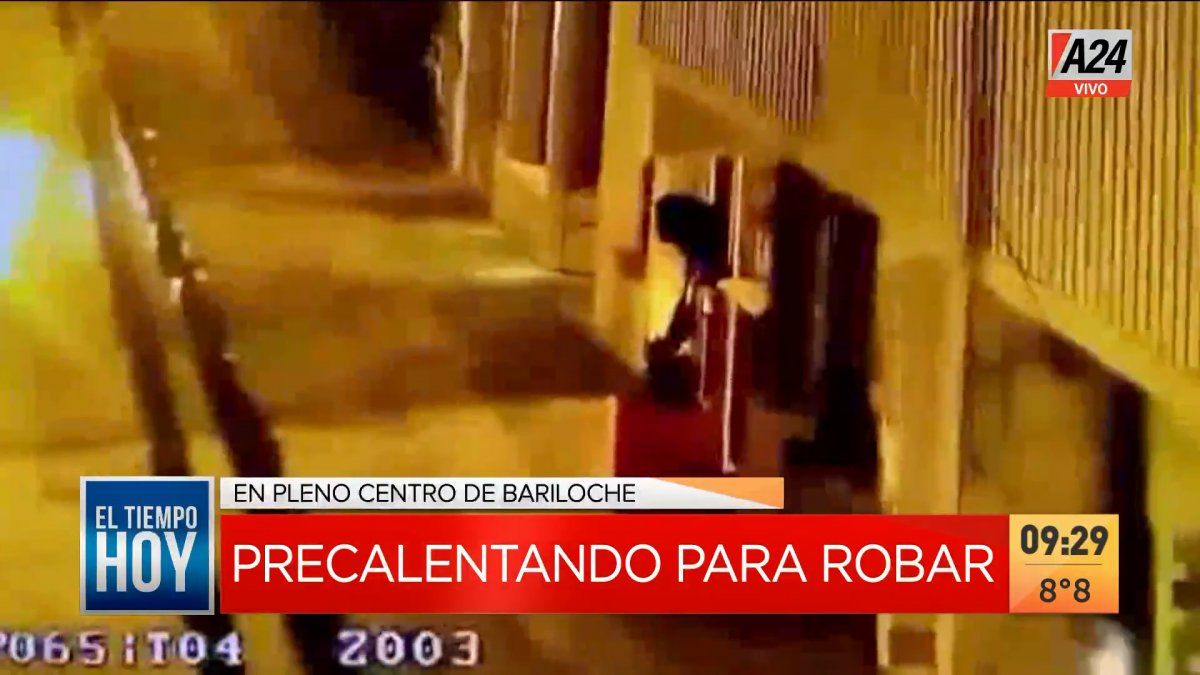 Este es el insólito ladrón que hizo una rutina de ejercicios antes de robar un local en Bariloche (Foto: captura de TV).
