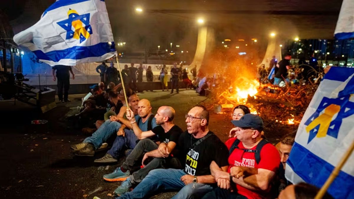 Protestas y una huelga general contra Netanyahu tras el hallazgo en Gaza de otros 6 rehenes asesinados. (Foto: Gentileza FT)