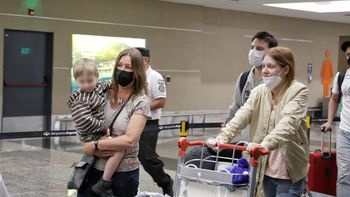 Guerra entre Rusia y Ucrania: llegaron al país cuatro argentinos y un ucraniano.