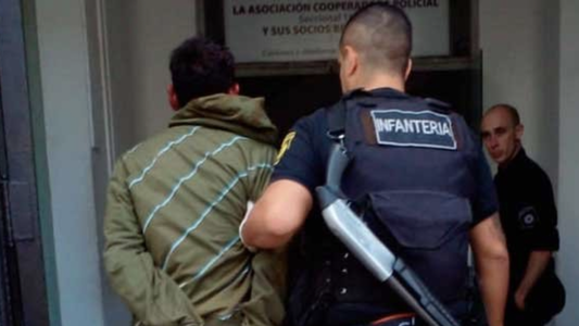 Cansados de la inseguridad, vecinos atrapan a un ladrón, le dan una paliza y luego lo entregan a la policía