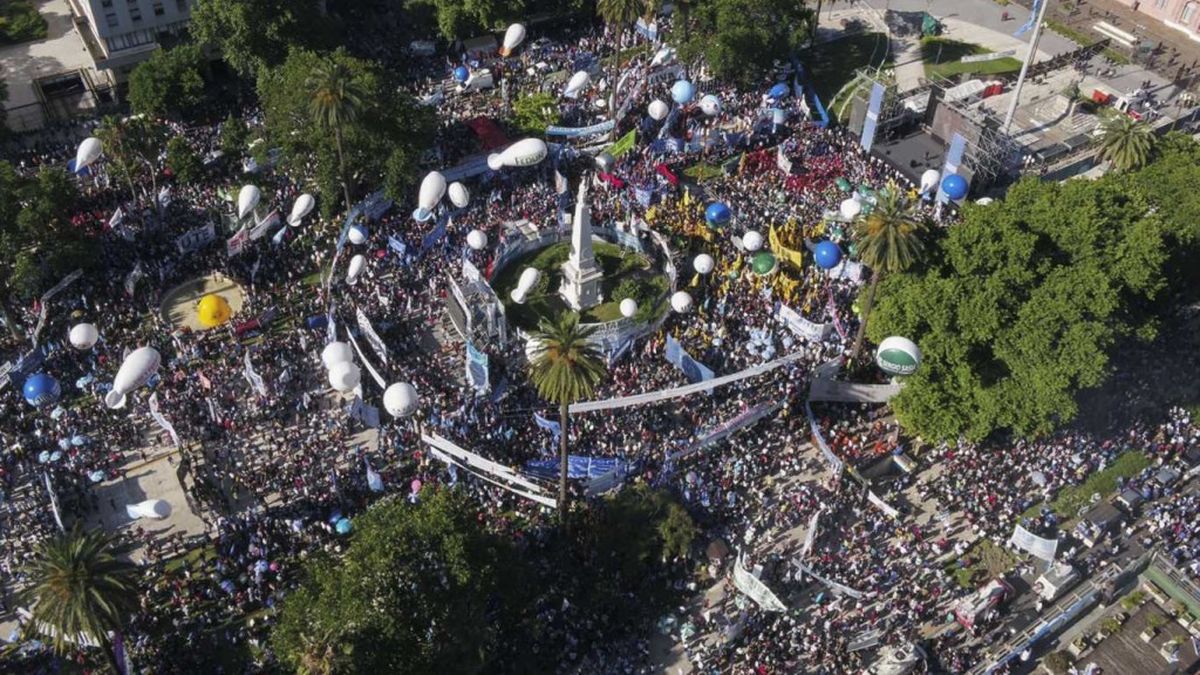 {altText(<p>#10D: habrá transporte gratuito por el Día de la Democracia (Foto: NA).</p>,Por el Día de la Democracia, el transporte público será gratuito desde las 12)}
