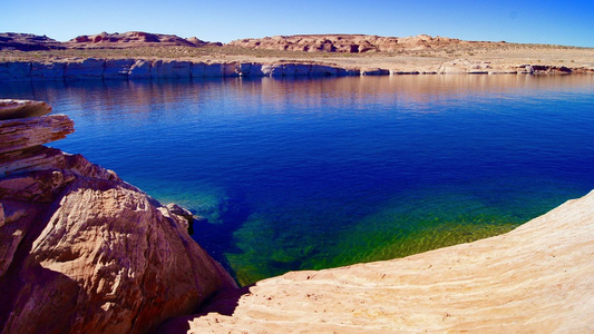 Arizona: captaron el momento en que un acantilado se desprende y cae al agua