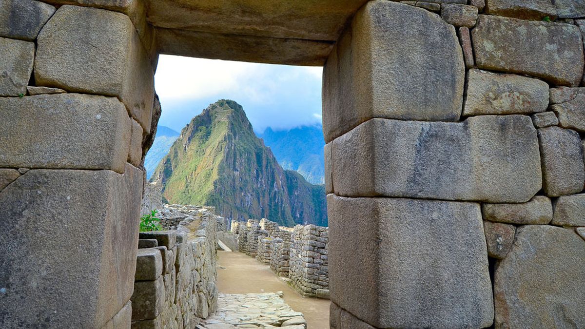 A lo lejos, la construcción en la montaña 
