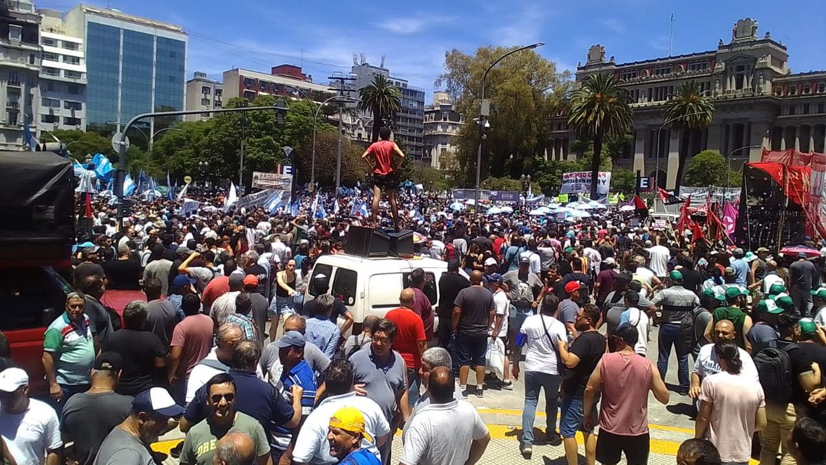 La CGT y organizaciones sociales protestaron en Tribunales contra el DNU de Milei (Foto: X Canal Abierto).