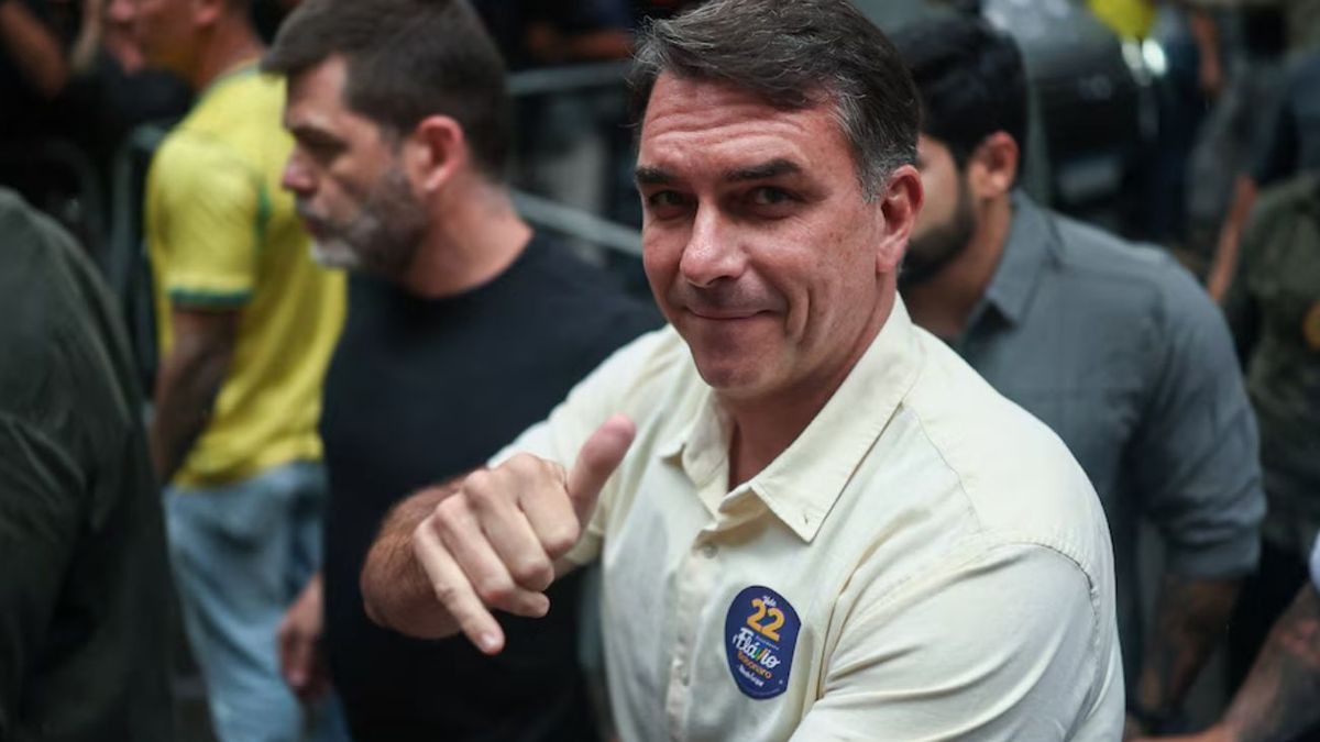 Elecciones en Brasil: Flávio Bolsonaro votó en Río de Janeiro y aseguró que llegó la hora del cambio (Foto: reuters)