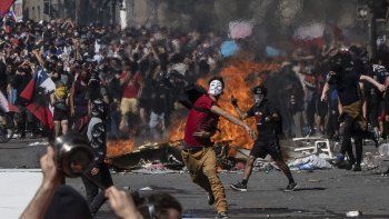 Chile debate un plan global para la crisis en un clima de tensión con 18 muertos y 1.500 detenidos