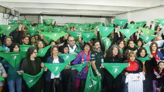 Un pañuelo, muchas camisetas: el feminismo y el fútbol tiraron paredes en Ferro y pidieron por el aborto legal