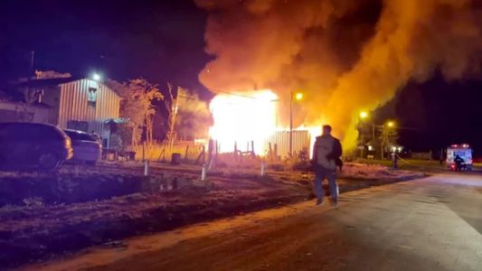 Tragedia en Ushuaia: una pareja fue a dejar a un amigo, se les incendió la casa y murieron sus tres hijos