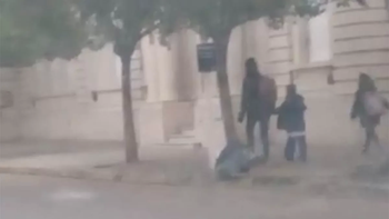 Video: una mujer llevó a sus hijos a la escuela el día del censo, vio que estaba cerrada y su reacción se volvió viral