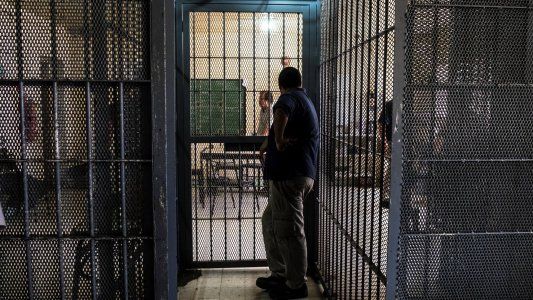 Infancia olvidada: hay 146 mil chicos que viven en hogares con familiares en prisión y sufren más la pobreza y la violencia