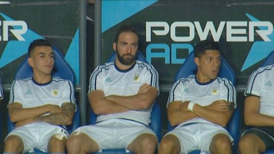 Entró y fue silbado: Los memes apuntaron contra Higuaín