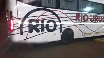 Un micro llegó a una terminal en Corrientes arrastrando un cadaver en su parte trasera.