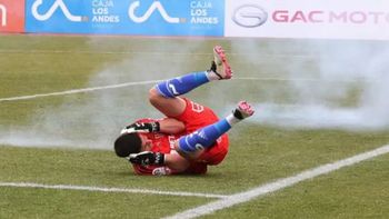 ¡Podría haber sido una tragedia! En Chile, un arquero fue herido con un petardo que tiraron desde la tribuna