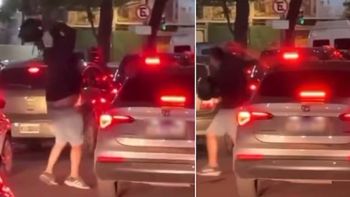 Furia en la calle: un conductor roció con gas pimienta a un motociclista que le destrozó el auto a golpes