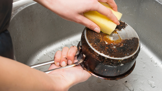 El eficaz truco casero para quitar lo quemado de la sartén con solo dos ingredientes